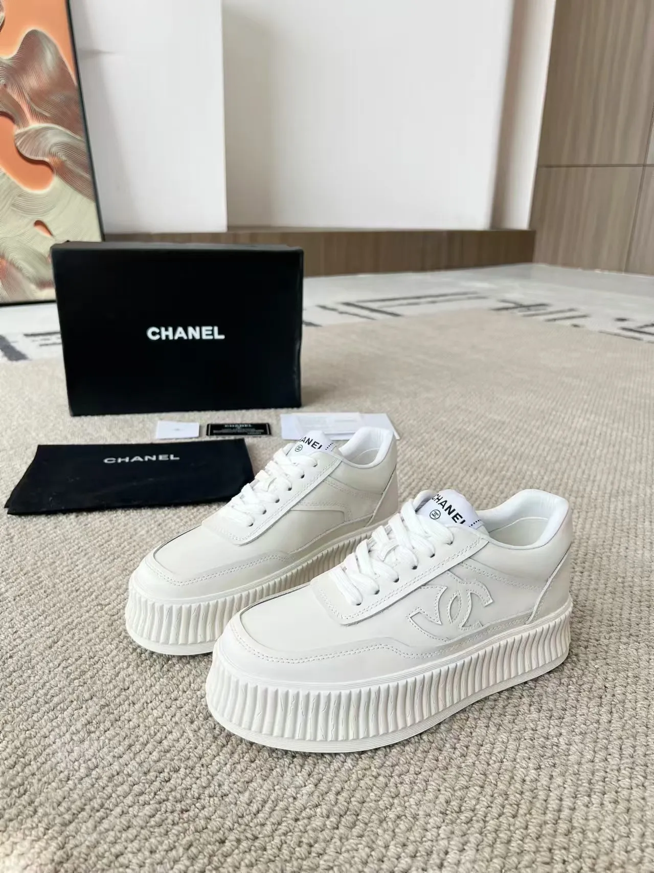 👟👟Ex-factory price 520👟👟 Thick-soled Chanel Chanel 24SF latest model full leather panda color white shoes casual sports shoes skateboard shoes original purchase and development production Xiaoxiang C Home Another super popular item in the counter, loved by Internet celebrity bloggers and sisters, and various praises on social platforms. It is extremely popular, has a high texture, is breathable and super spring and summer. Seeing this issue always arouses the inner desire of girls for fashion. The latest suede material, classic black and white color, full of fashionable feeling on the feet and easy to care for. Fabric: Original customized imported cowhide material. Lining: Customized soft sheepskin lining. Sole: Original molded TPU non-slip outsole. Bottom thickness: 4CM. Size: Women's size 35-40 (custom-made sizes 40 are non-refundable)